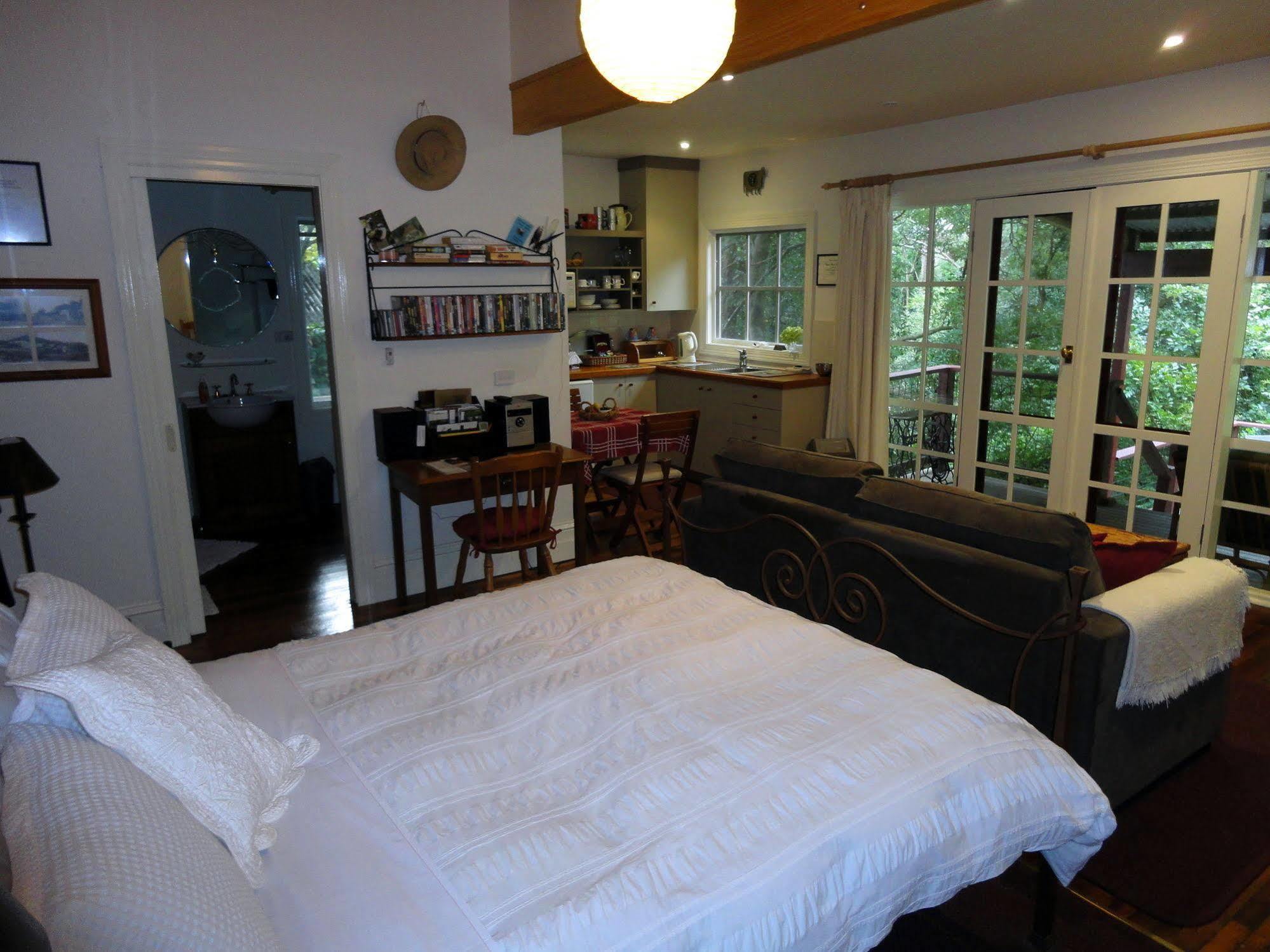 Stone'S Throw Cottage Bed And Breakfast Belgrave Kültér fotó